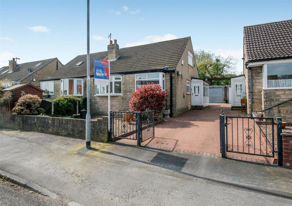 Castle Ings Gardens, Farnley, Leeds 3 bed semidetached bungalow for