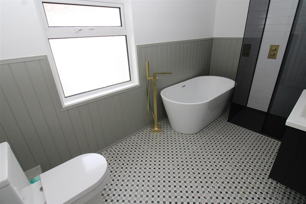 Bathroom 2.JPG