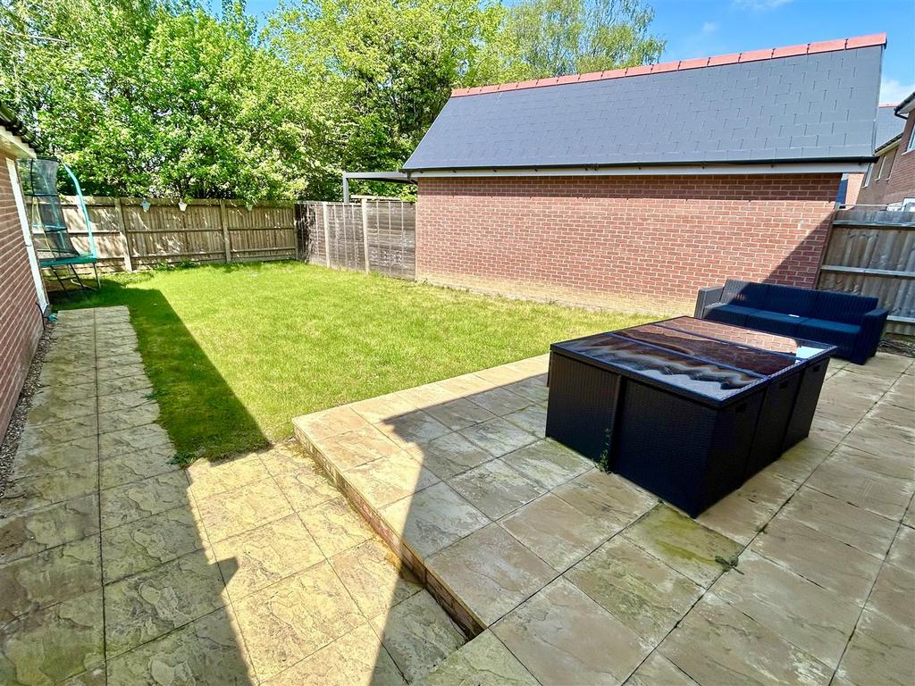 Radcliffe Way, Great Leighs, Chelmsford 4 bed detached house for sale