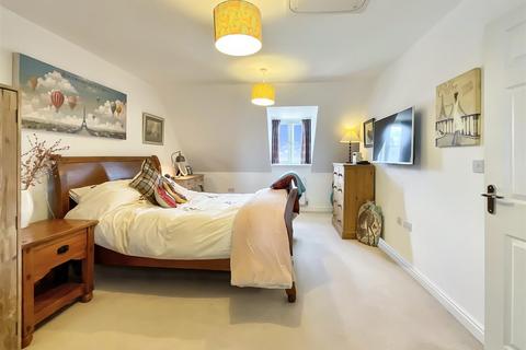 18 Moss Way, Cirencester, GL7 1RS
