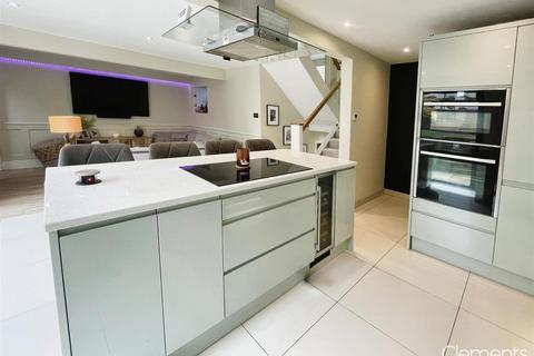 12 Caernarvon Close, Hemel Hempstead, HP2 4AN