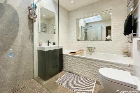 12 Caernarvon Close, Hemel Hempstead, HP2 4AN