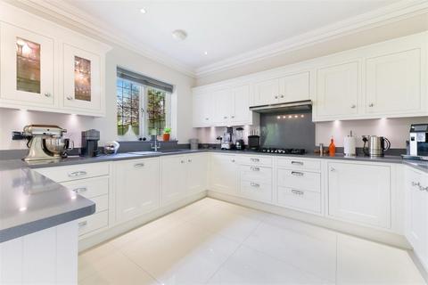 3 Bramber Close, Tadworth, KT20 5BP