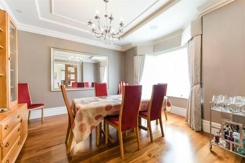 3 Bramber Close, Tadworth, KT20 5BP