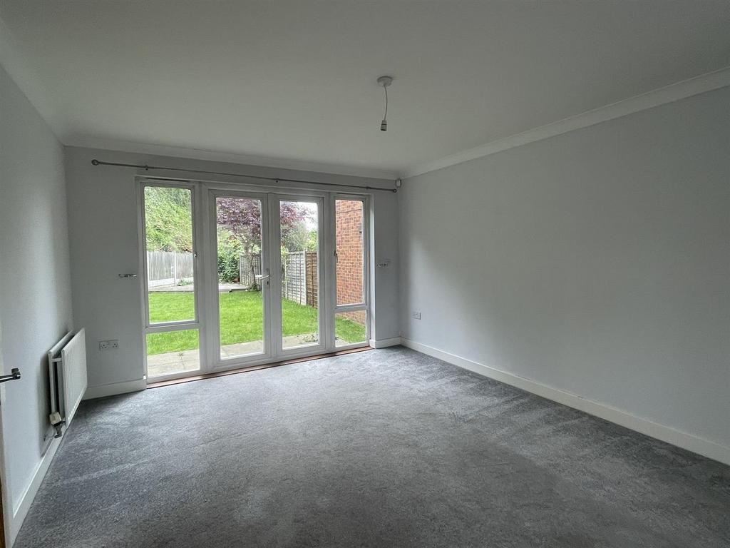 Mermaid Close, Gravesend, Kent 3 bed detached house £1,600 pcm (£369 pw)