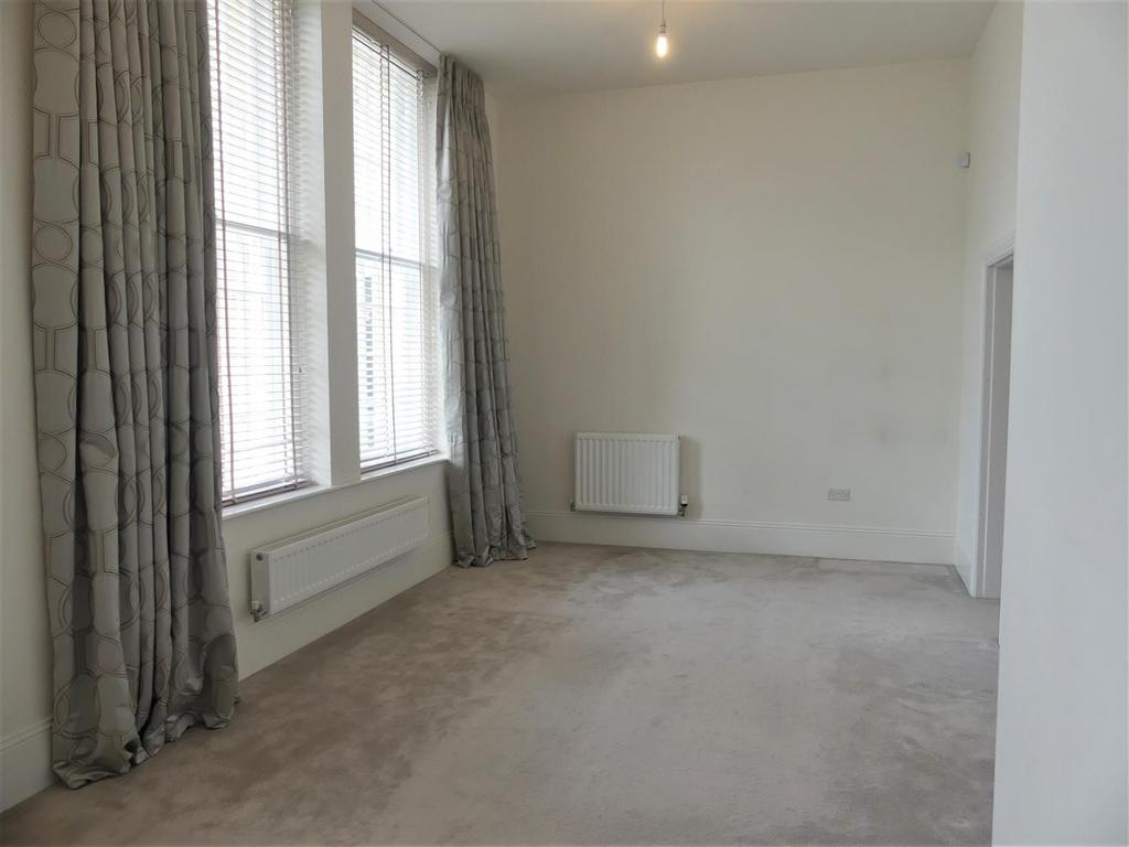 3 Clifford Drive, Ilkley LS29 4 bed townhouse £2,095 pcm (£483 pw)