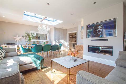 25 Adalia Crescent, Leigh-on-sea, SS9 3SN