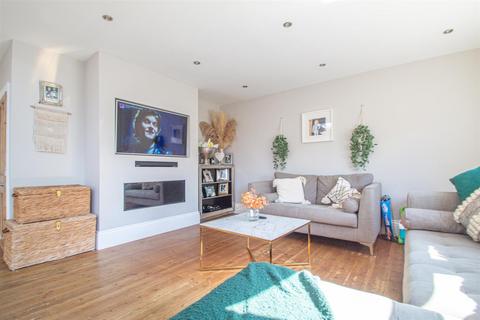 25 Adalia Crescent, Leigh-on-sea, SS9 3SN
