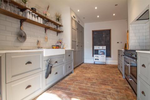 25 Adalia Crescent, Leigh-on-sea, SS9 3SN