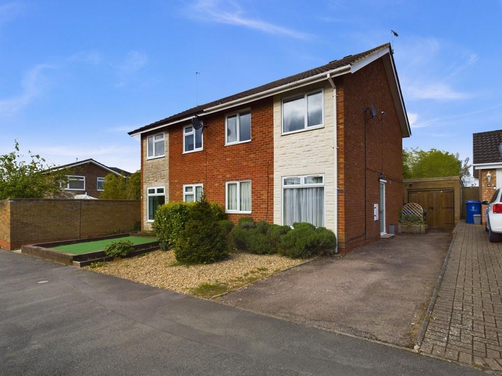Highfields, Towcester, NN12 3 bed semidetached house £300,000