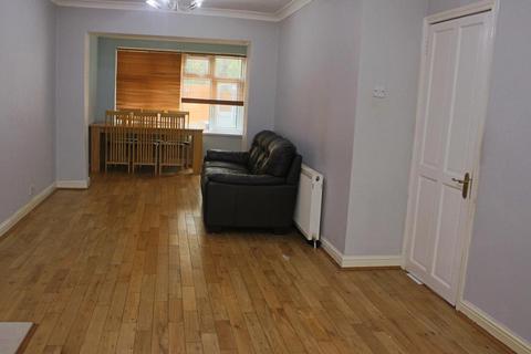 3 bedroom semi-detached house to rent, Essex Close,Romford