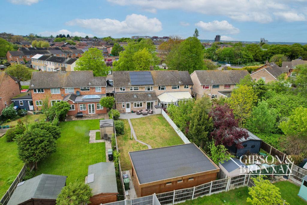 Sparrows Herne, Basildon, SS16 5 bed semidetached house for sale £