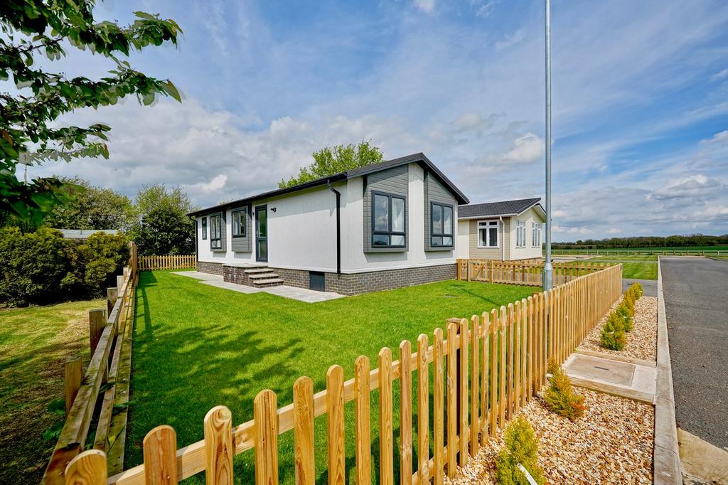 Berry Green Park, Clopton, NN14 2 bed park home for sale £215,000