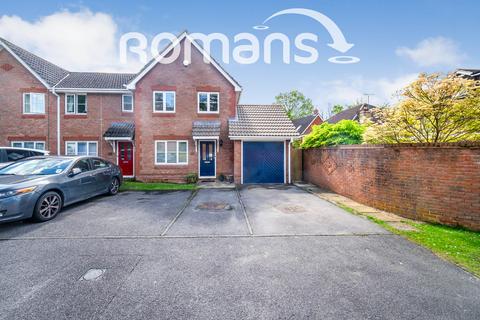 3 bedroom end of terrace house to rent, Gadd Close