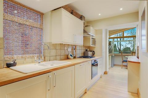 4 bedroom end of terrace house for sale, Chapel Way, Epsom