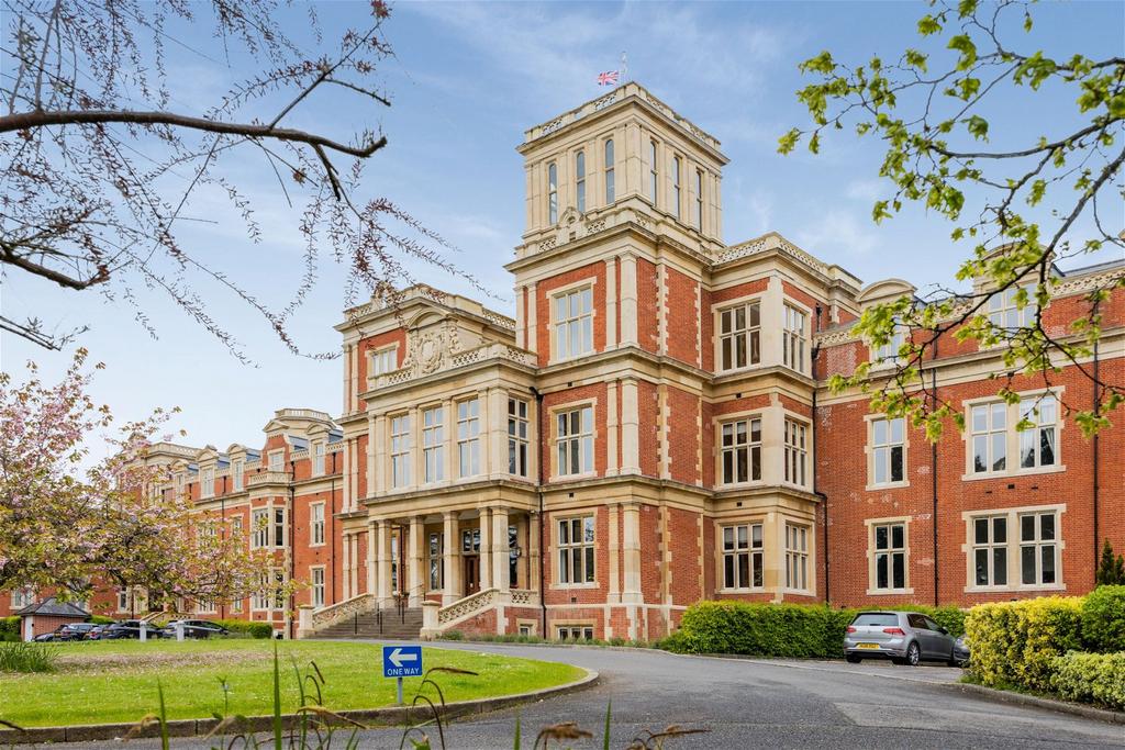 Royal Earlswood Park, Redhill RH1 2 bed flat for sale £450,000