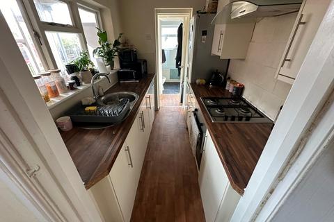 2 bedroom semi-detached house to rent, Morten road, Colchester CO1