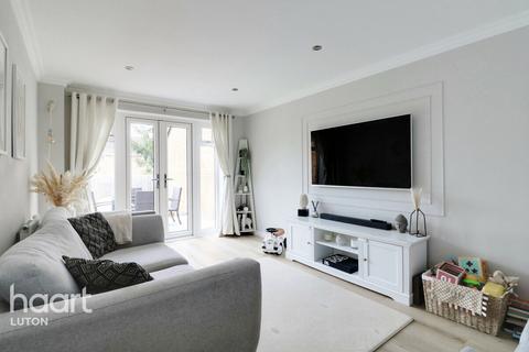 3 bedroom detached house for sale, Dray Gardens, Luton