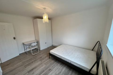1 bedroom in a flat share to rent, Chalklands, Wembley HA9