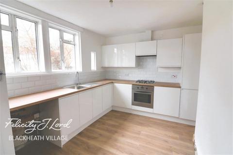 3 bedroom terraced house to rent, Dursley Road, Se3
