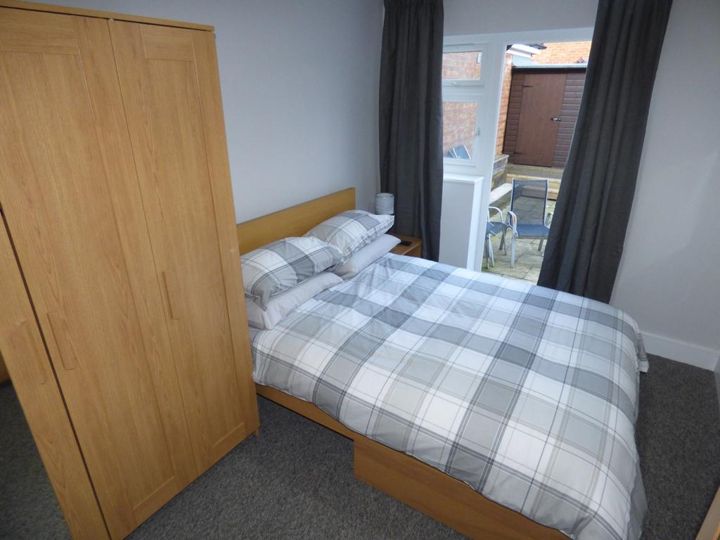 En-suite room with patio and shed for rent