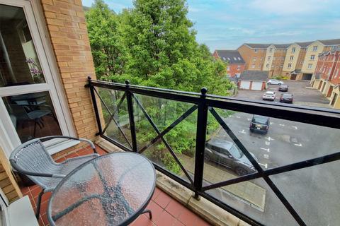 2 bedroom apartment for sale, Culvers Court, Fenners Marsh, Gravesend, Kent, DA12