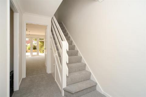 3 Delaporte Close, Epsom, KT17 4AF