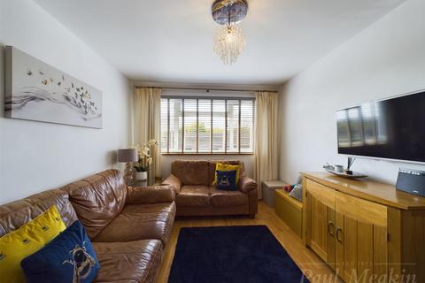 43 Swallowdale, South Croydon, CR2 8SG