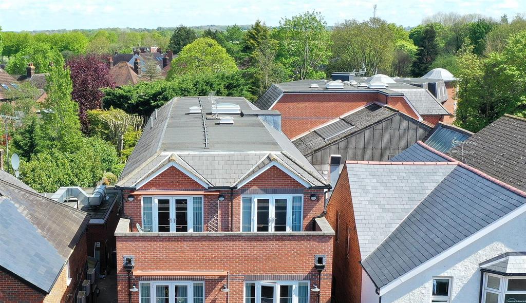 Robert Ellis Court, Knebworth SG3 2 bed flat for sale £425,000