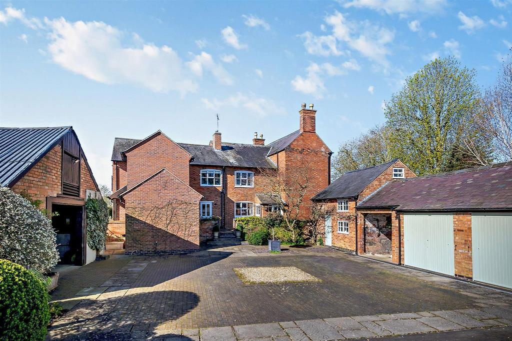 Courtyard &amp; outbuildings