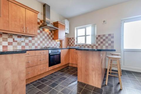 3 bedroom terraced house to rent, Low Street, Tingley