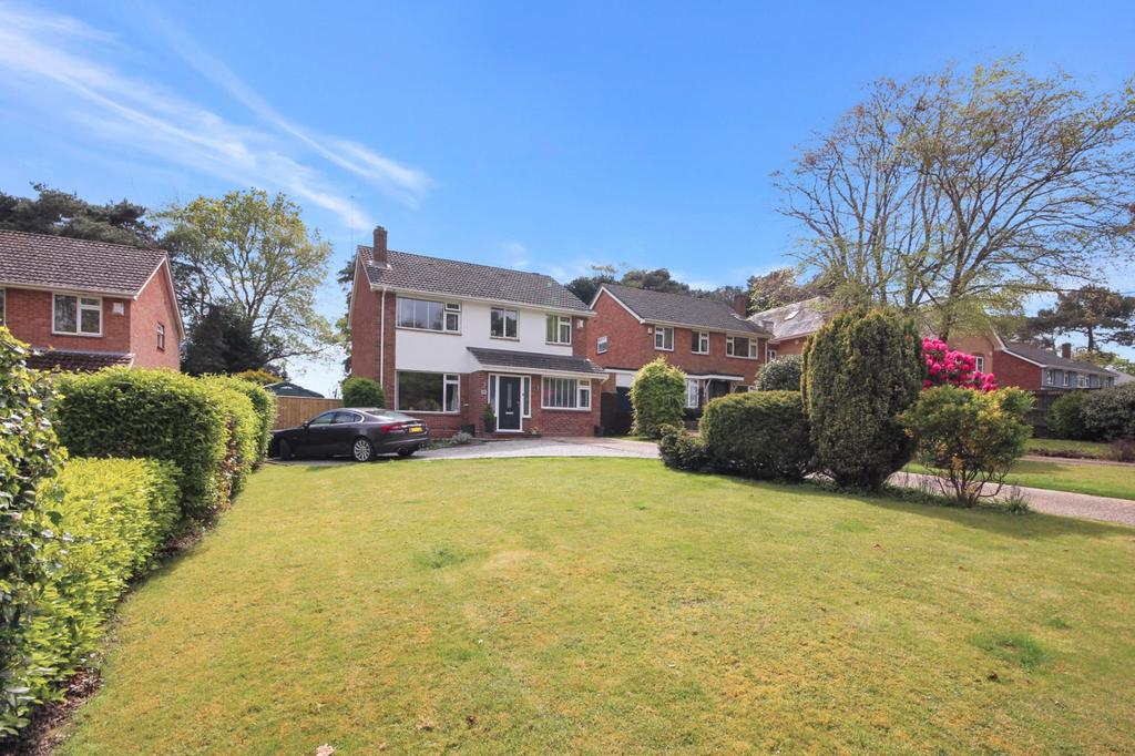 Wetherby Close, Broadstone, Dorset, BH18 5 bed detached house for sale £575,000