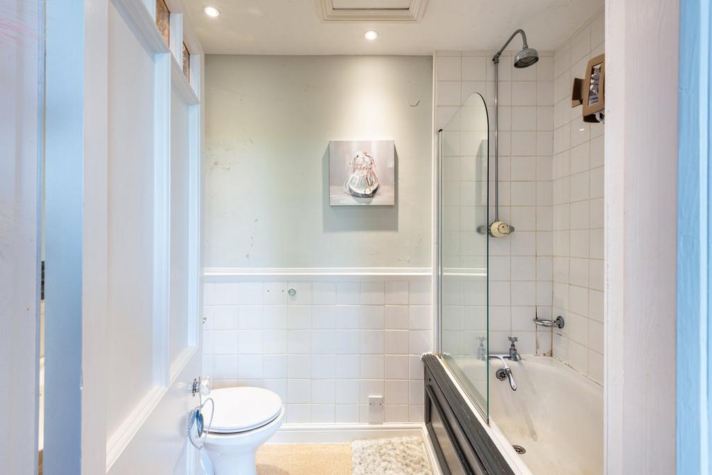 En-Suite to Bedroom 3