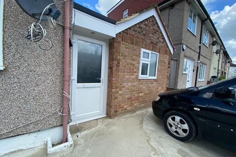 1 bedroom detached house to rent, 326 Horns Road Ilford IG6 1BT