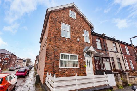 4 bedroom end of terrace house for sale, Brierley Street, Bury, Greater Manchester, BL9 9HW