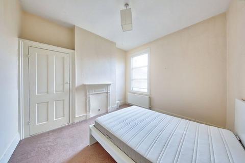 2 bedroom maisonette to rent, Boundaries Road, SW12