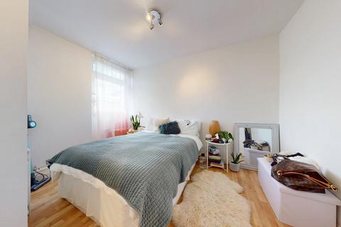 3 bedroom flat to rent, Chelwood Court, Westbridge Road, London, SW11