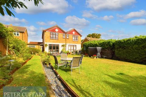 4 bedroom detached house for sale, Roselands Avenue, Hoddesdon EN11