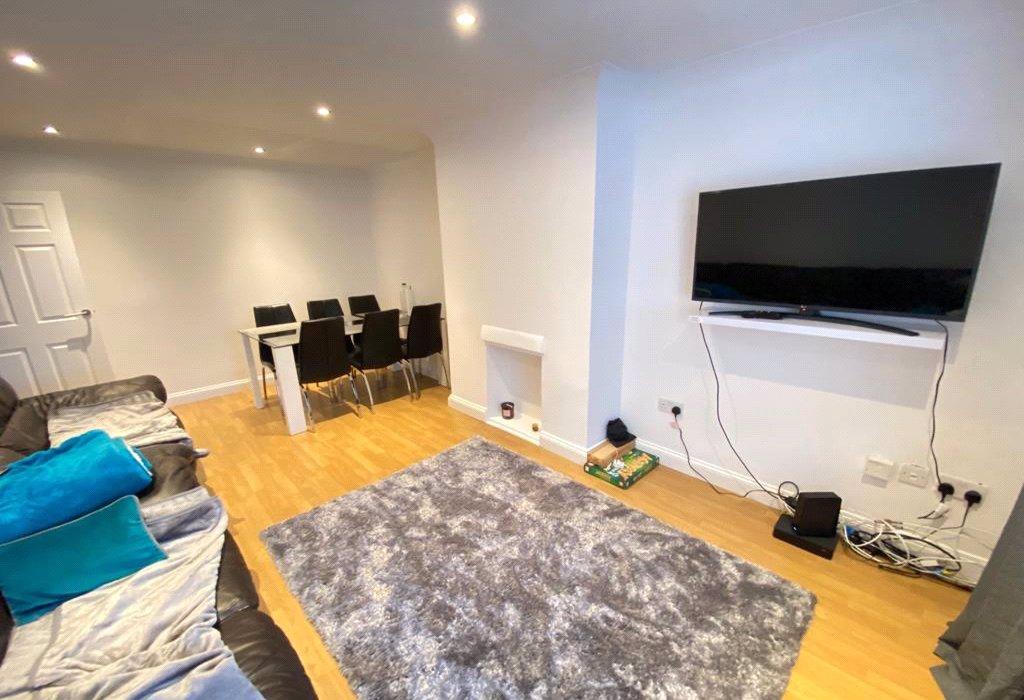 Lloyd Court, Pinner, Middlesex, HA5 2 bed flat £1,800 pcm (£415 pw)
