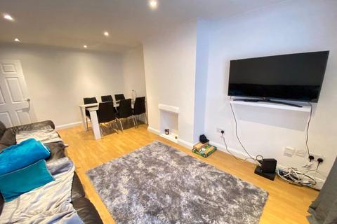 2 bedroom flat to rent, Lloyd Court, Pinner, Middlesex, HA5