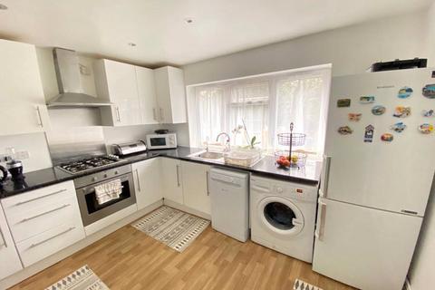 2 bedroom flat to rent, Lloyd Court, Pinner, Middlesex, HA5