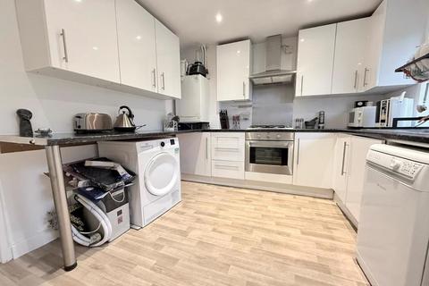 2 bedroom flat to rent, Lloyd Court, Pinner, Middlesex, HA5