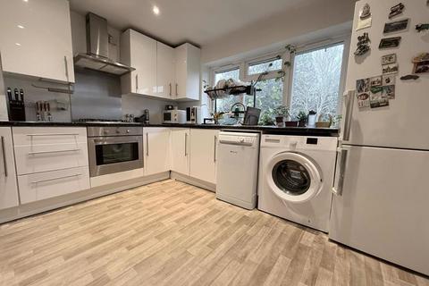 2 bedroom flat to rent, Lloyd Court, Pinner, Middlesex, HA5