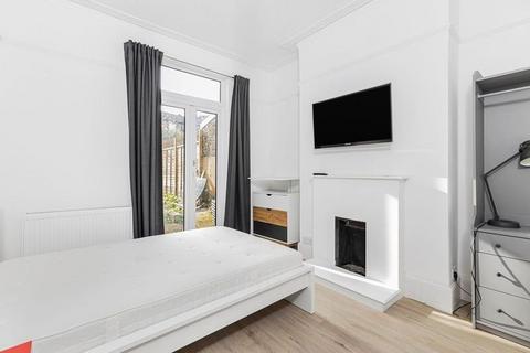 4 bedroom terraced house to rent, Malpas Road, London SE4