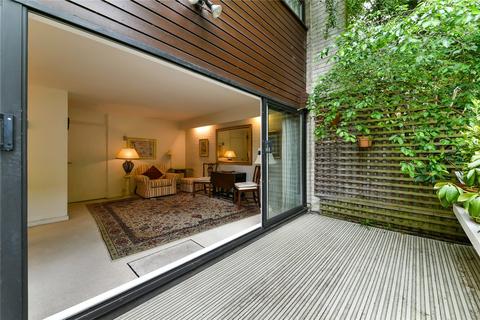 16 Archery Steps, London, W2 2YF