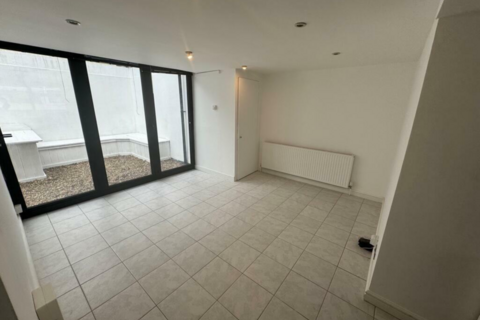 1 bedroom apartment to rent, 25 Wightwick Court