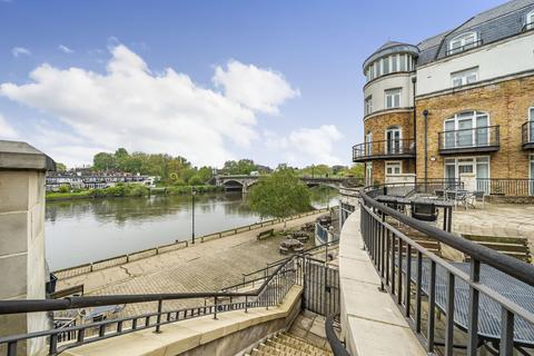 2 bedroom flat for sale, Staines, Surrey TW18