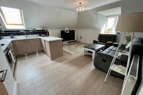 2 bedroom apartment to rent, Woodthorpe Road, Ashford TW15