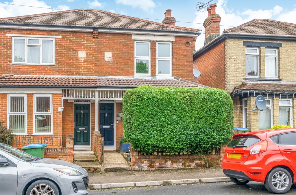 Ampthill Road, Shirley, Southampton... 2 bed semidetached house for