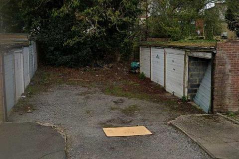 Garage to rent, Margaret Way, Ilford IG4